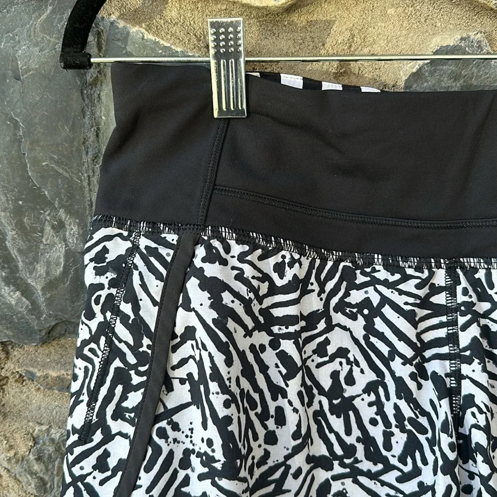 Lululemon Tracker Short III *4-way Stretch Brushed Animal White Black / Black